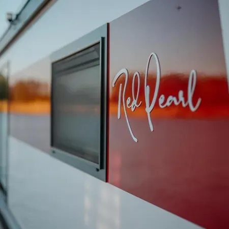 Hausboot Red Pearl 보트호텔 자흐데니크